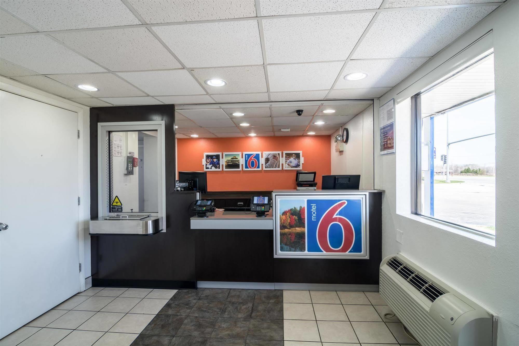 Motel 6 Chicago Southwest - Aurora Exterior photo
