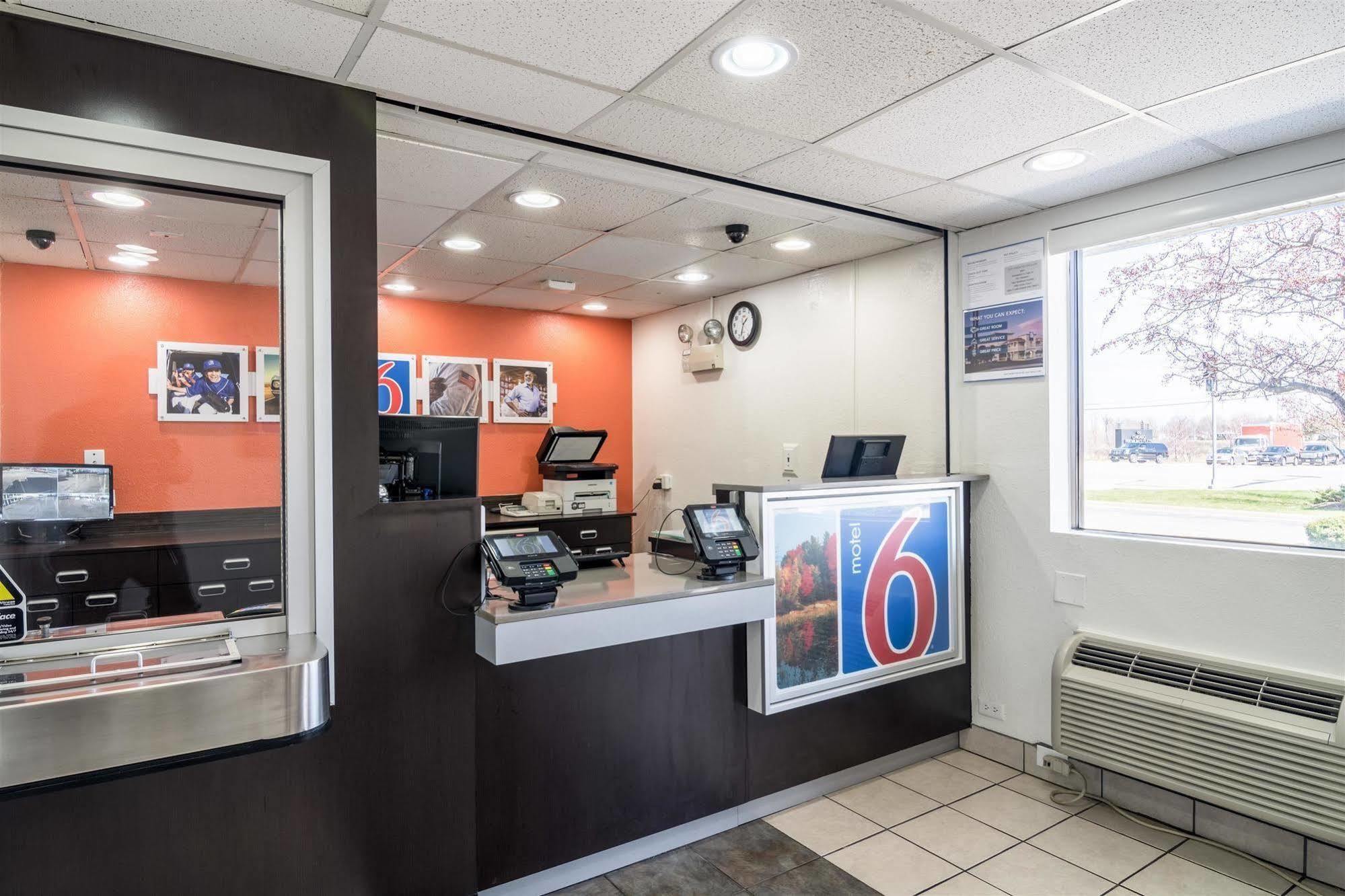 Motel 6 Chicago Southwest - Aurora Exterior photo