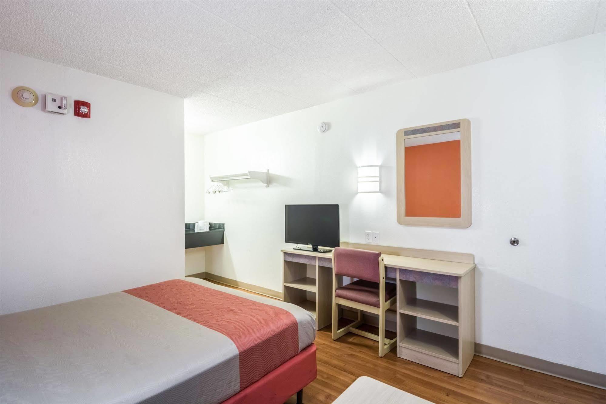 Motel 6 Chicago Southwest - Aurora Exterior photo